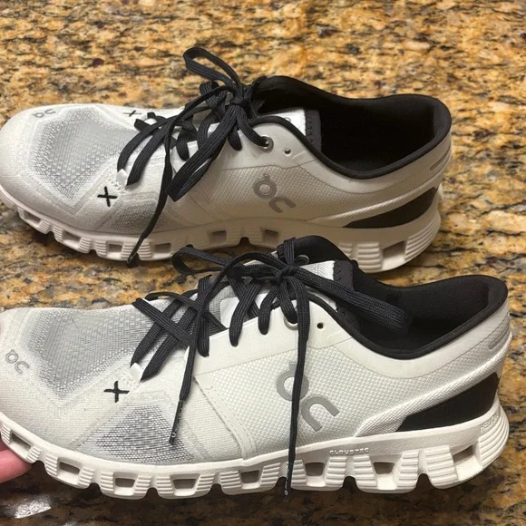 On Running women’s White and Black Athletic Shoes 8.5, great condition! - Picture 8 of 13